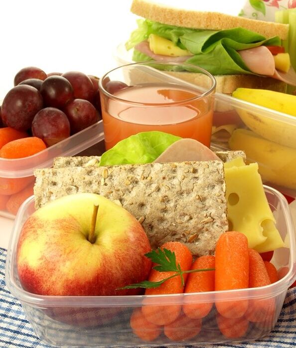 Raw vegetables and fruits can be used as snacks when following the Table 3 diet. 